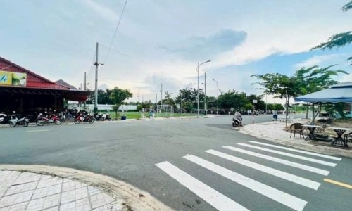 Một Nền duy nhất ngay cổng trường ( Nguyễn Văn Thoại ) thuộc Thị Trấn